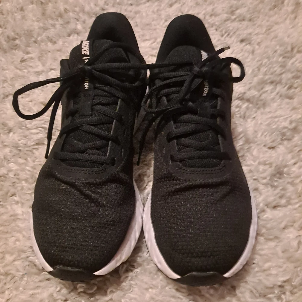Nike Black and White Jogging Sneakers - Picture 6 of 9